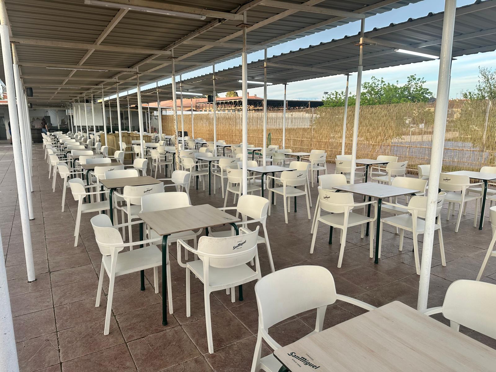 Terraza soleada del Bar ElBahia en the polideportivo de Camarma